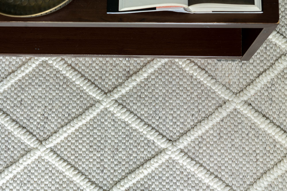 Crysta Diamond Rug Sand/Ivory